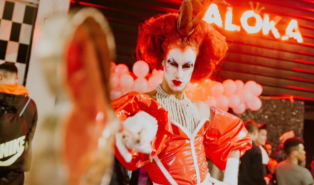 Užburianti drag queens subkultūra: kokia istorija slypi už ryškaus makiažo ir įspūdingų kostiumų?